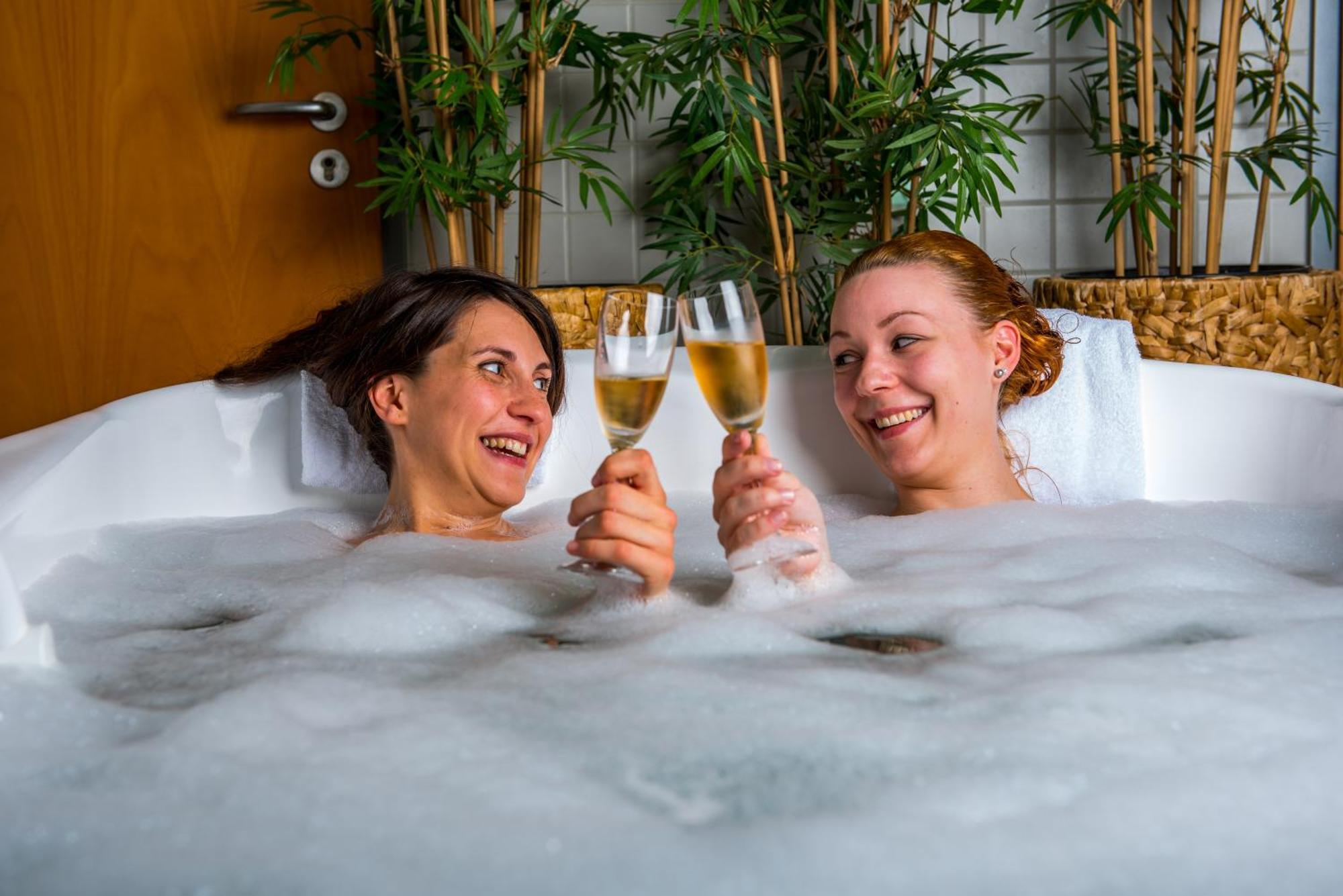 Hotel An Der Therme Бад Зулца Екстериор снимка